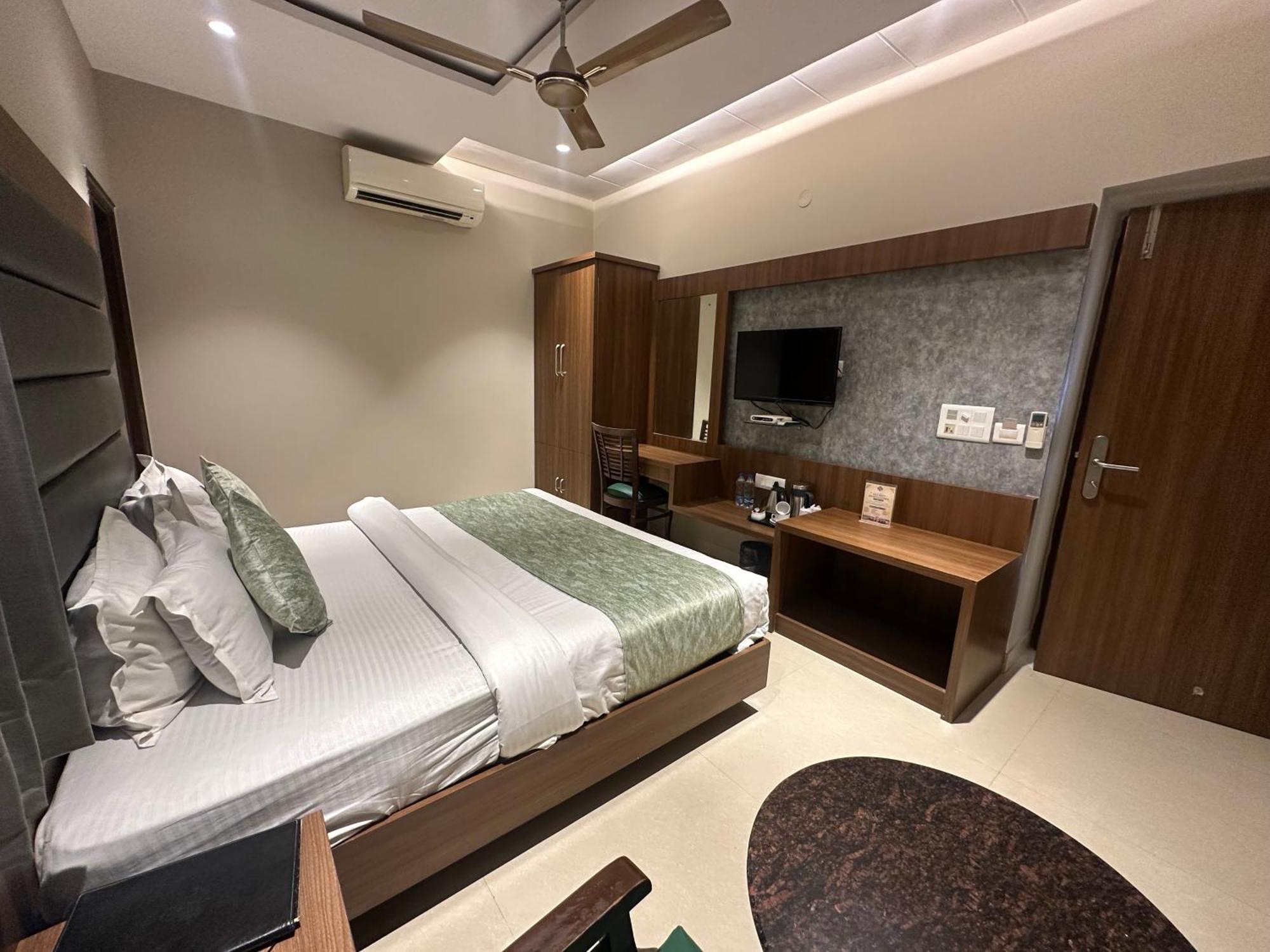 Hotel Amritsar International 2 Min Walk From Amritsar Bus Stand Bagian luar foto