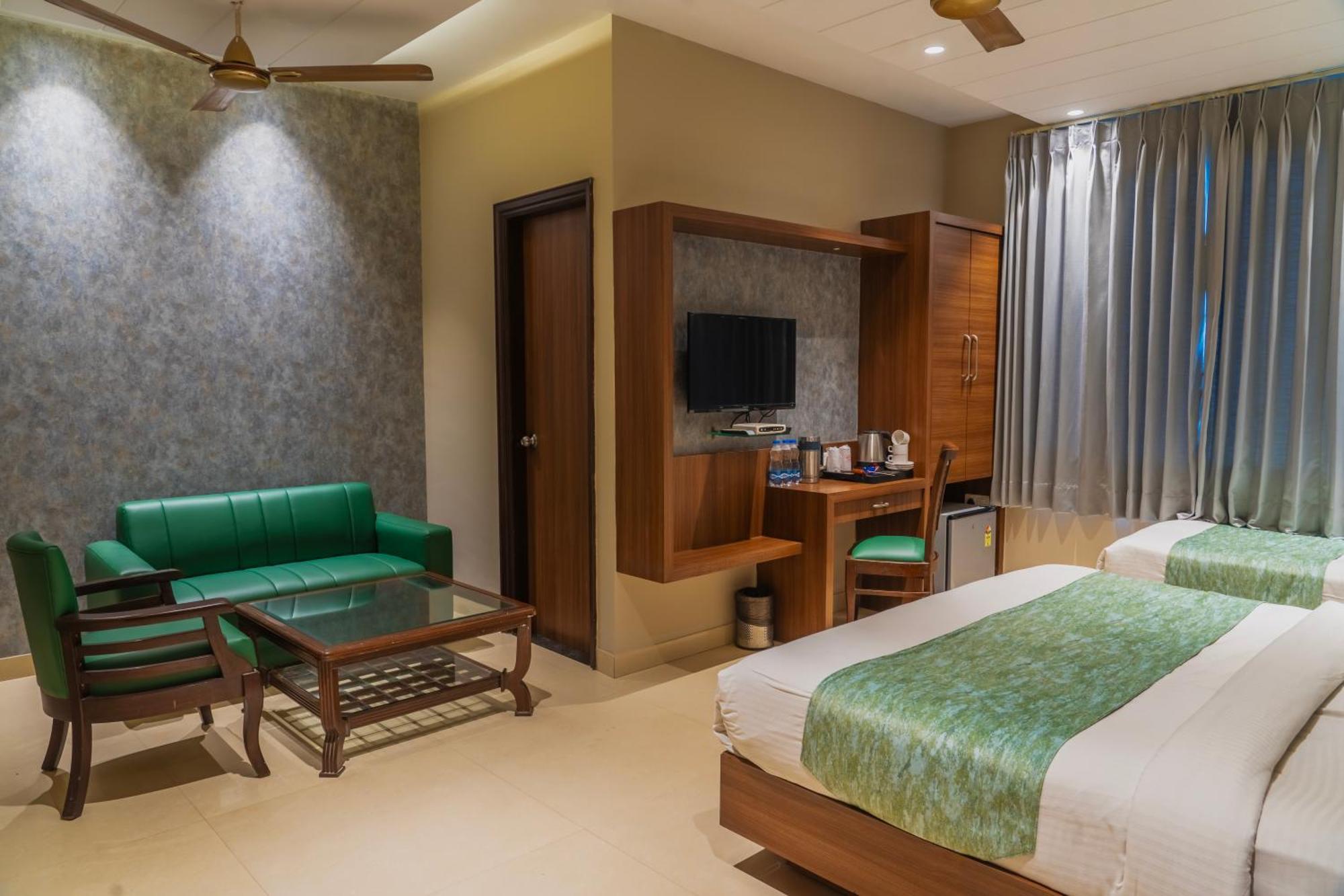 Hotel Amritsar International 2 Min Walk From Amritsar Bus Stand Bagian luar foto